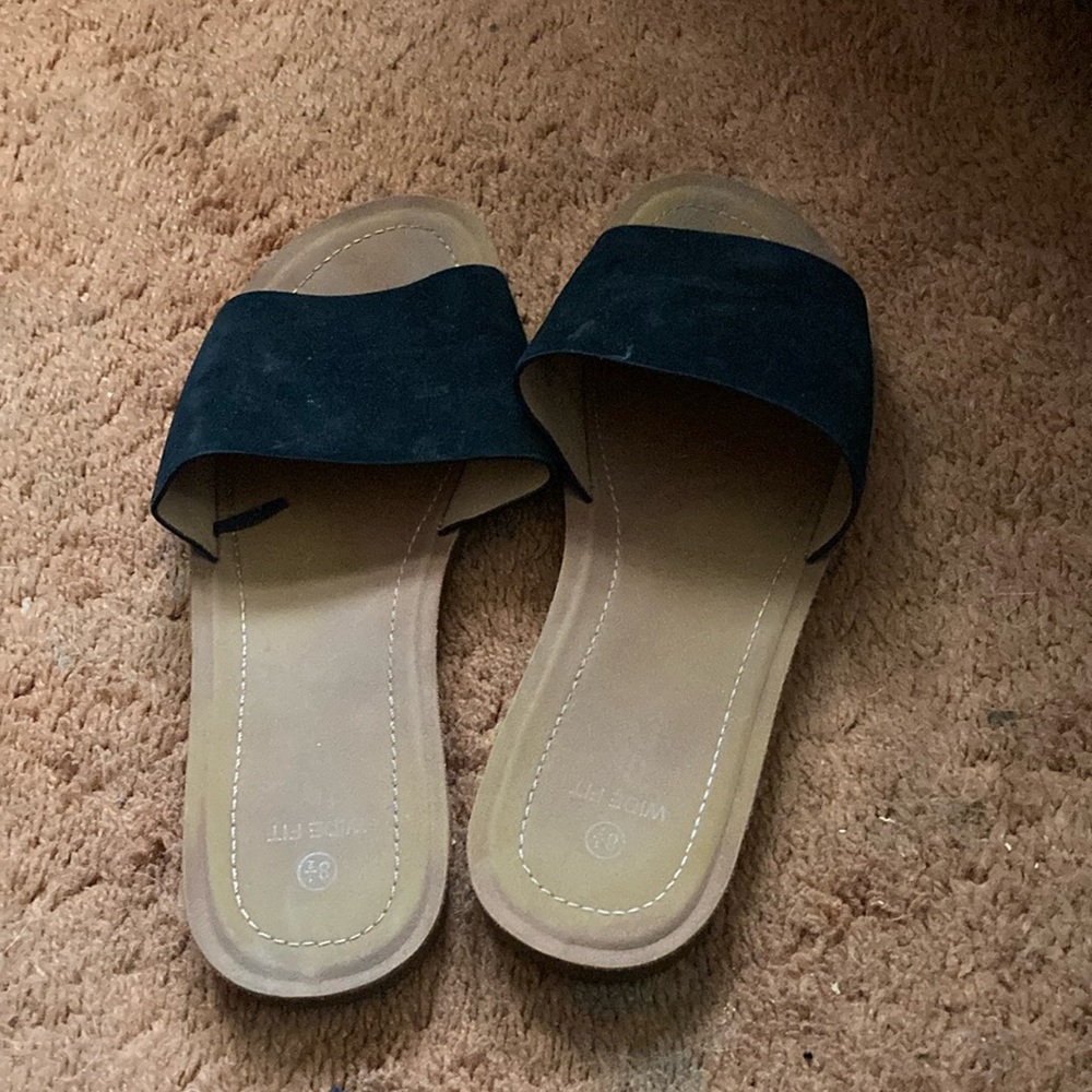 Size 8 1/2 W black sandals